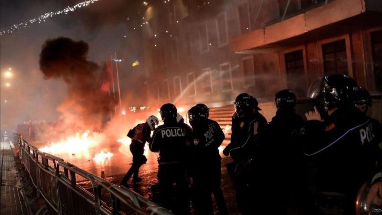 Molotovë dhe dhunë…/ Protesta e PD ndez gjakrat, plas debate në Breaking