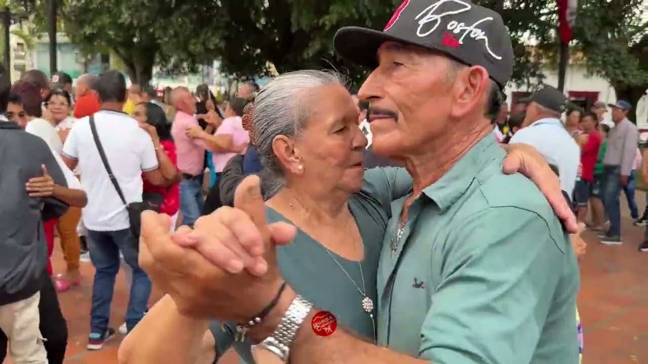 Se prendió la fiesta con Papel Quemado 🔥💃 ¡Mira a esta pareja!