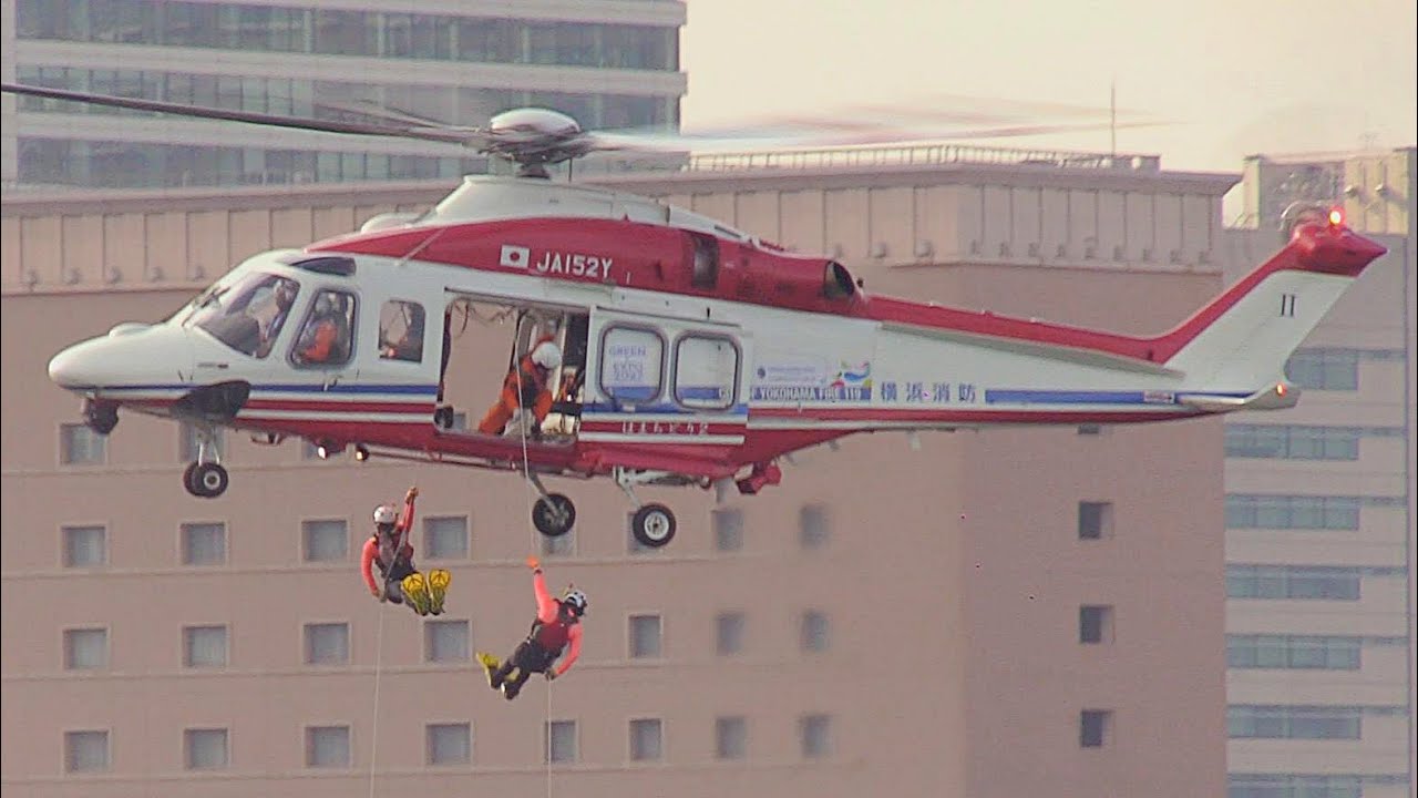 [横浜消防出初式2025] 横浜市消防航空隊ヘリコプター２機の航空救助訓練