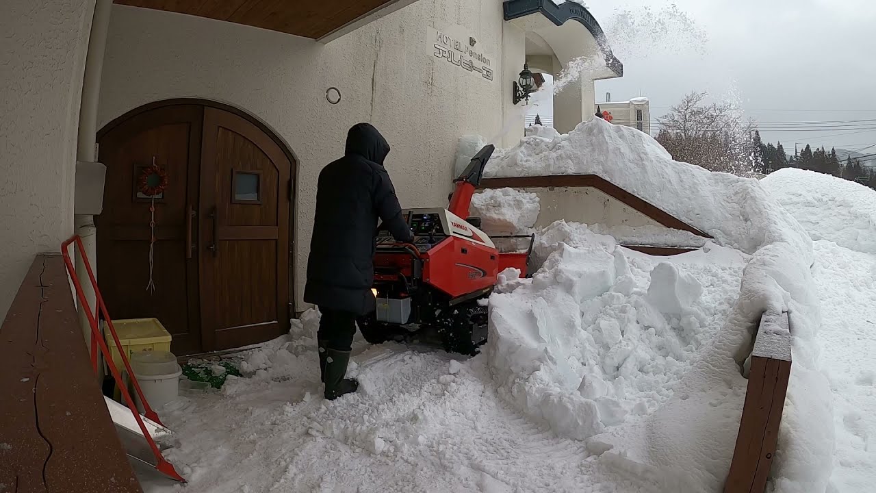 YANMAR Jl-2211除雪機　狭い場所に落ちた凍った屋根雪の除去