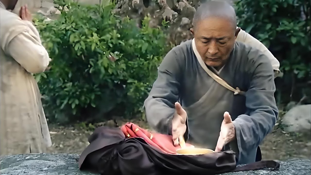 和尚欲抢夺达摩衣钵，岂料手刚要碰到，就被神秘力量给阻拦了！