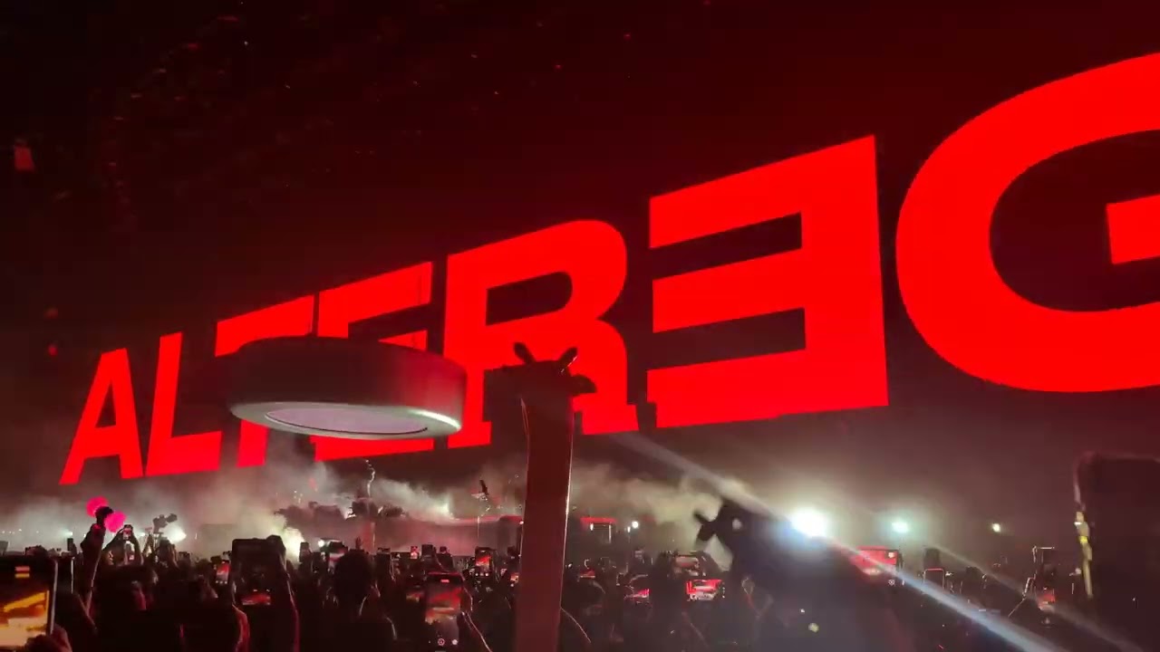 Lisa - VIXI Intro + Thunder (Coachella 2025 | Weekend 1)