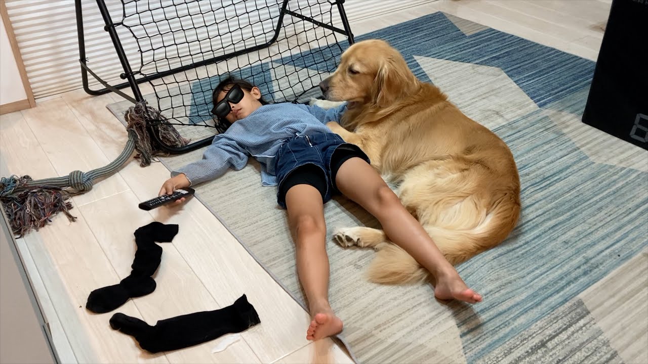 だらけ過ぎてる姉を、母と愛犬が心配そうに見ている
