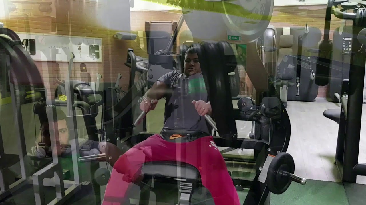 Allenamento petto in palestra