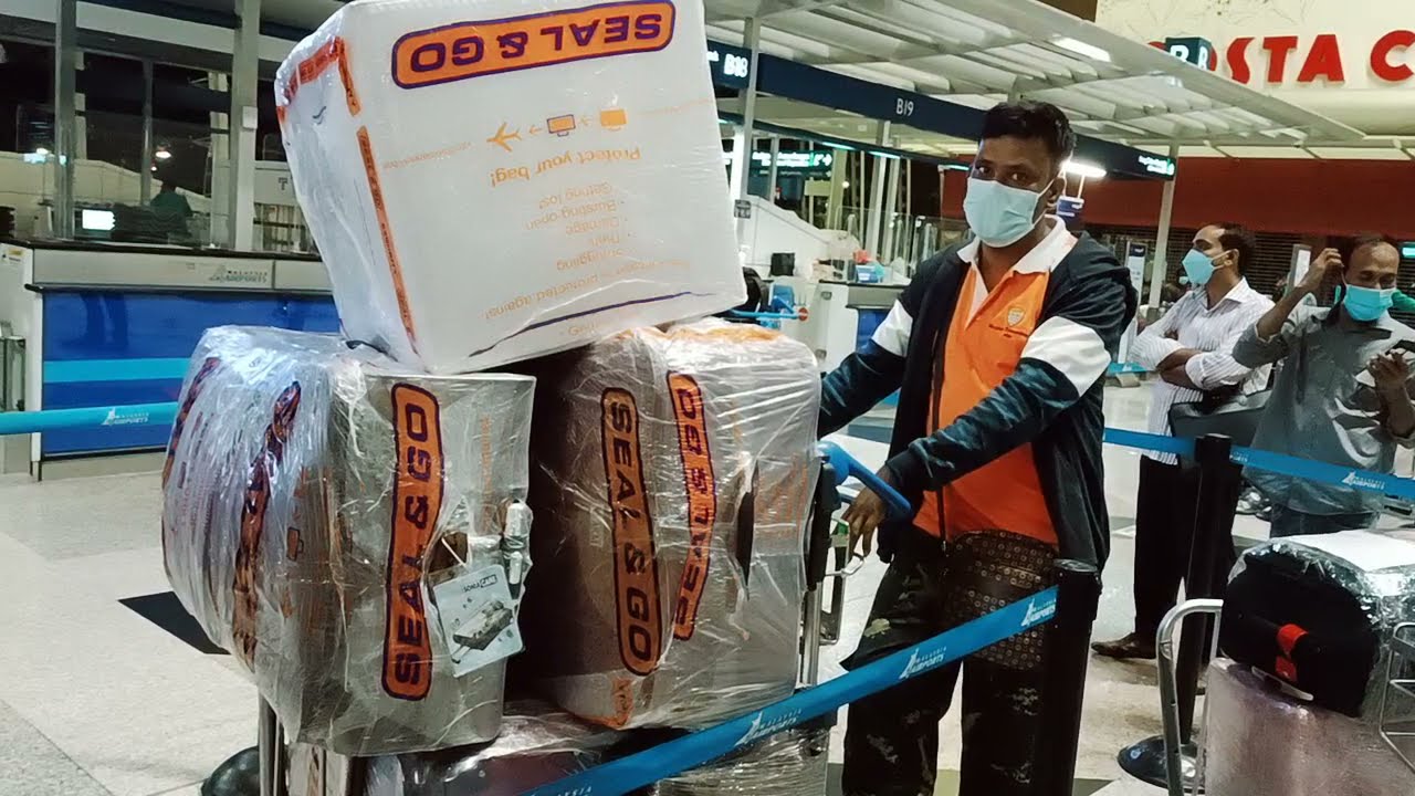 মালয়েশিয়া প্রবাসী ১৪০ কেজি মাল নিয়ে এয়ারপোর্টে লাইনে দাড়িয়ে আছে