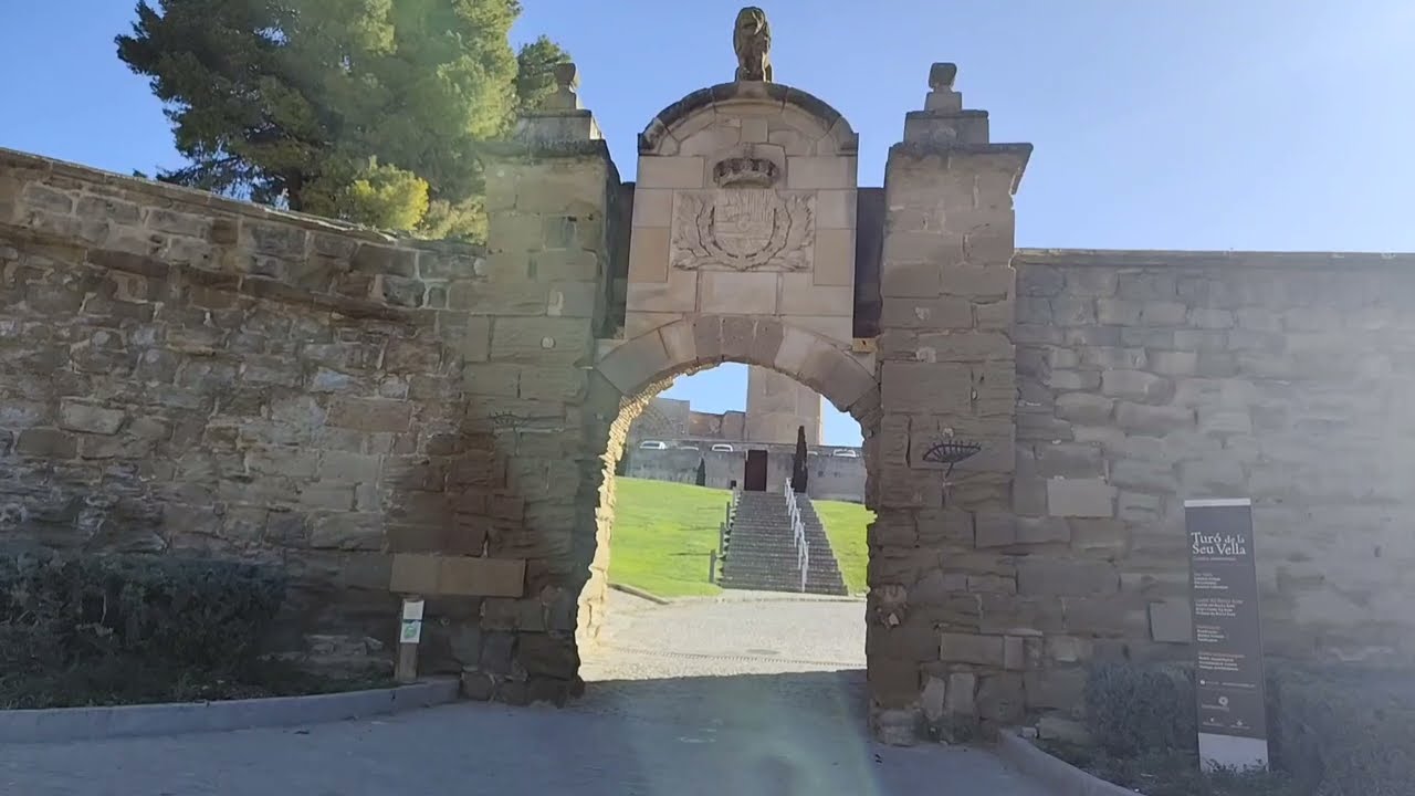 Lleida. Лерида. Из камня смотрит древность