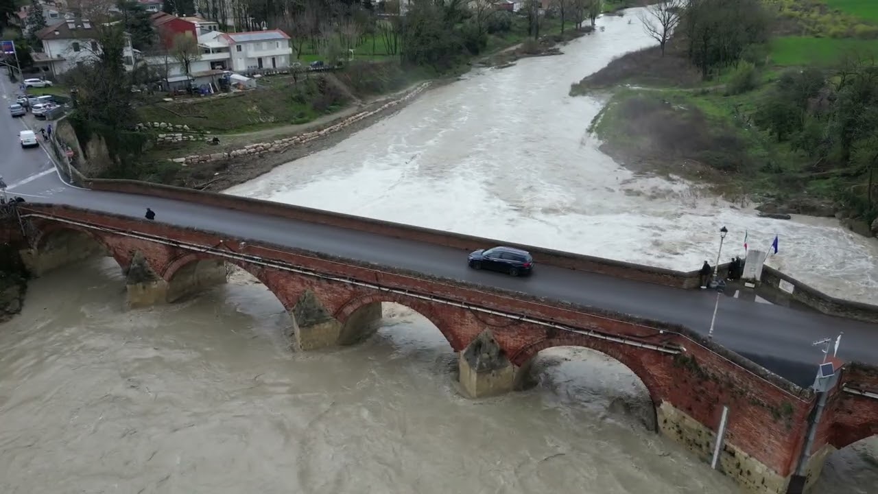 Meldola, fiume Bidente in piena al ponte dei Veneziani