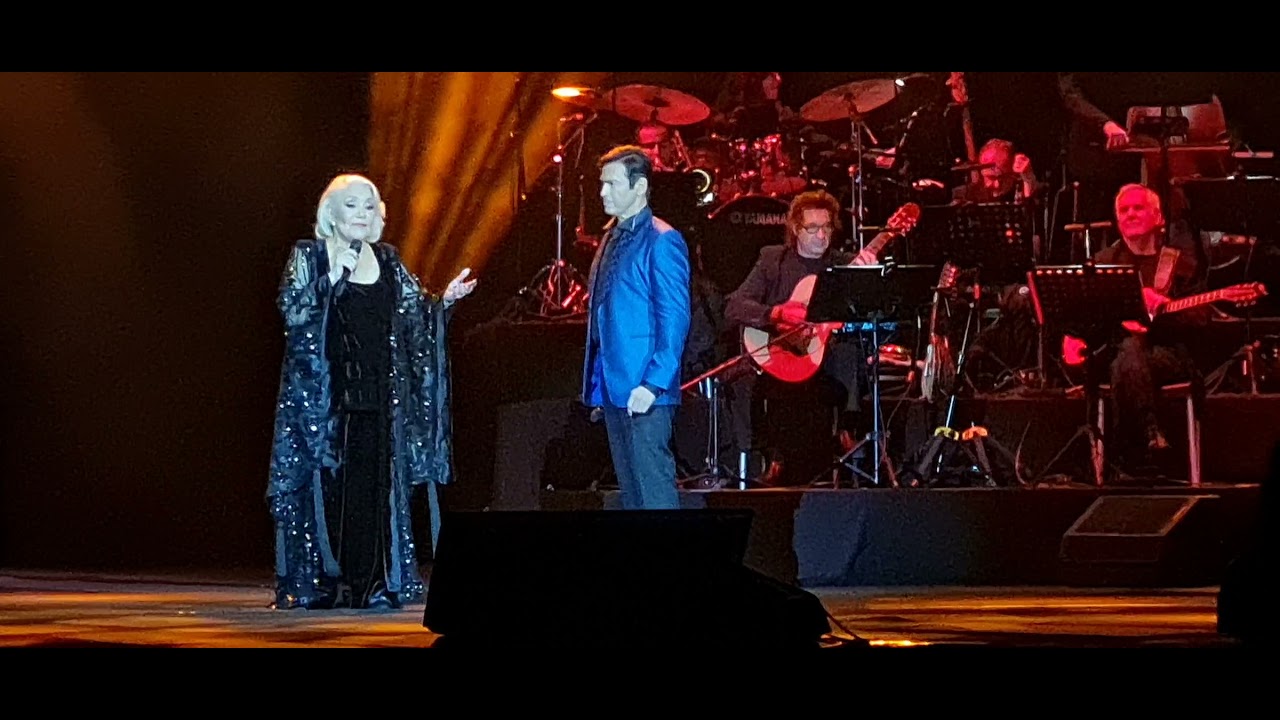 Μαρινέλλα & Μάριος Φραγκούλης - Con te partiro live στο Christmas Theater