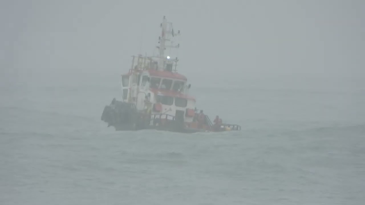 NEM ESTE REBOCADOR CONSEGUIU RETIRAR O BARCO PATRULHA ENCALHADO NA AREIA DA PRAIA