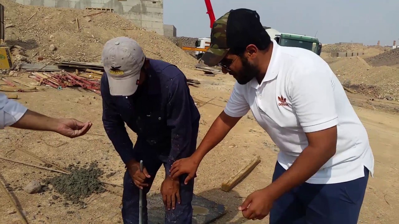 اختبار الهبوط (slump test) للخرسانة في الموقع أثناء الصب.