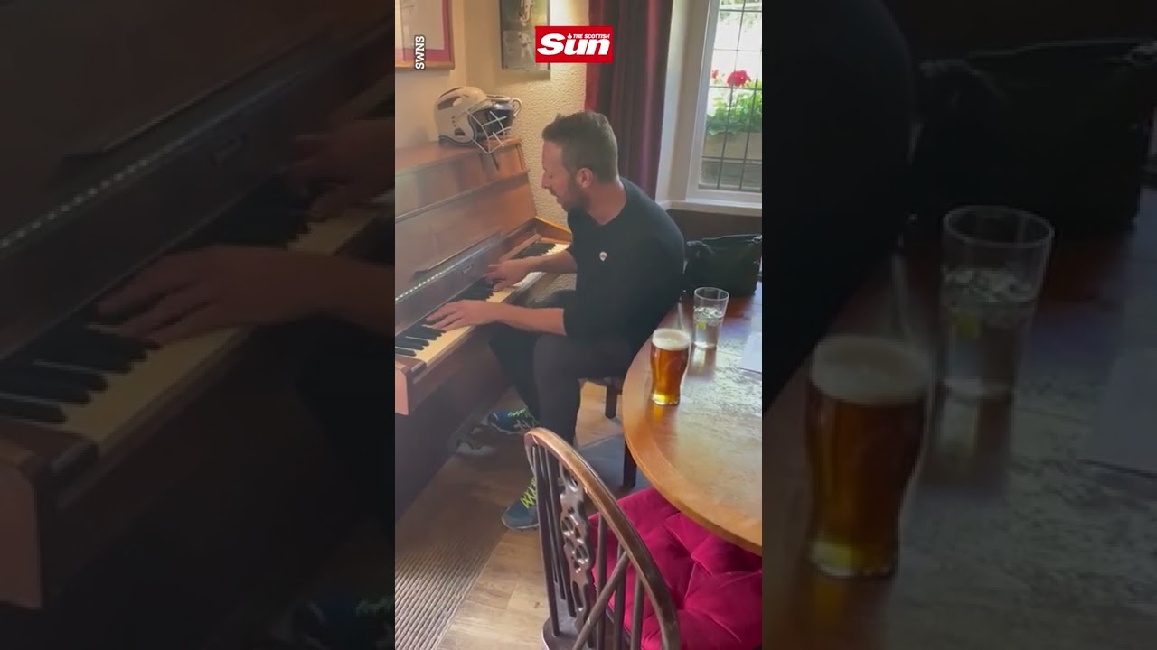 Chris Martin surprise appearance in Somerset pub singing Coldplay classic to engaged couple #Shorts