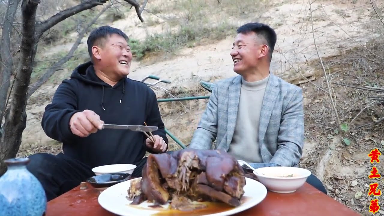 霞姐送的半个猪头，兄弟俩满怀信心做了卤猪头吃，锅盖一揭蒙圈了