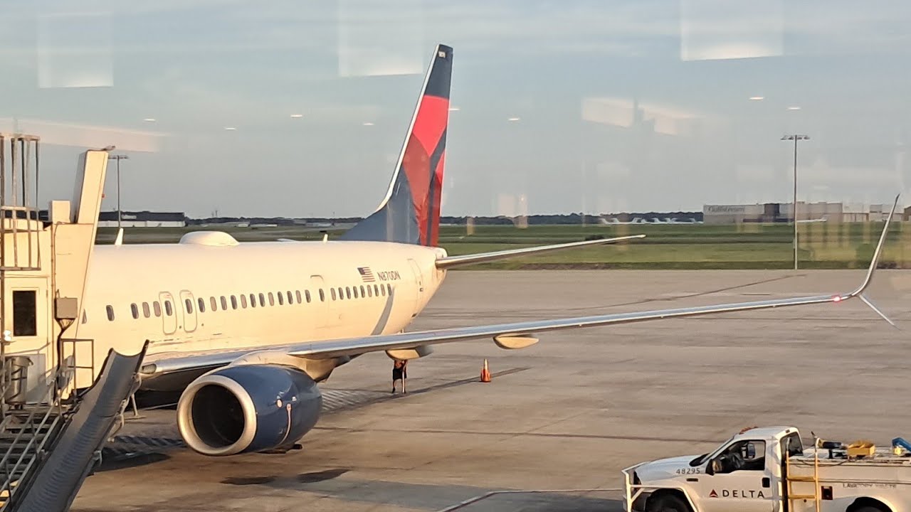 Delta Airlines (Skyteam) DL3219 ATL-SAV Savannah Arrival (Short Report)