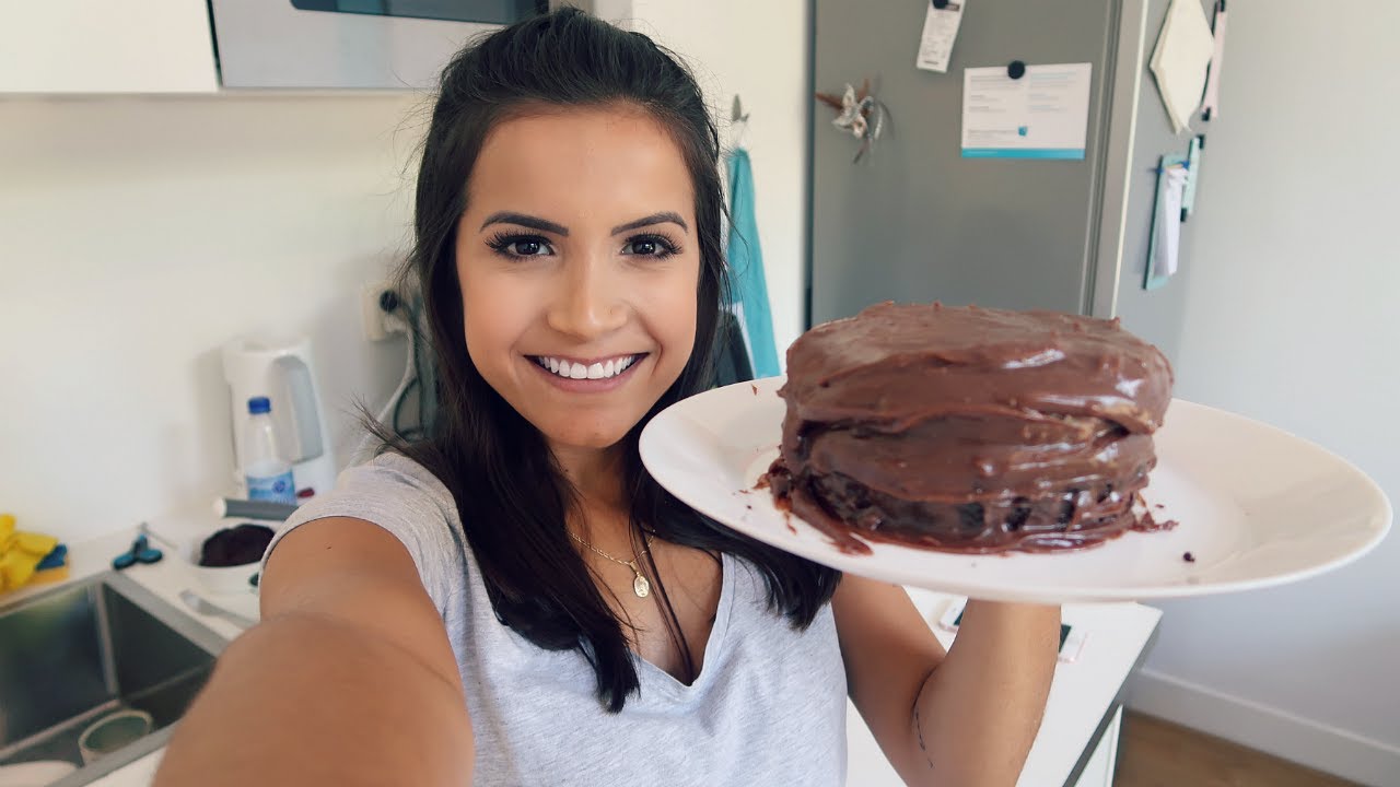 FIZ BOLO DE CHOCOLATE NA AIRFRYER! (receita fácil e rápida!)