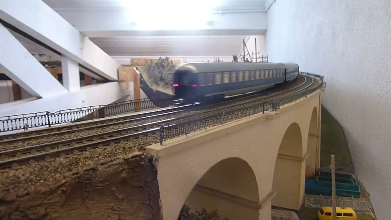 BLS Train d'agence et train de  fret CFF tracté par une Re10/10