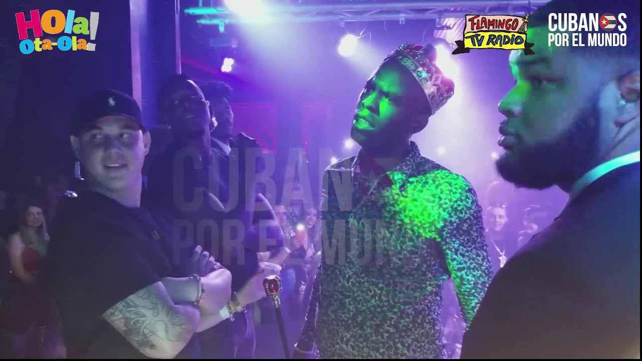 Alex Otaola se aparece en concierto del reguetonero cubano Chocolate MC y se forma el caos