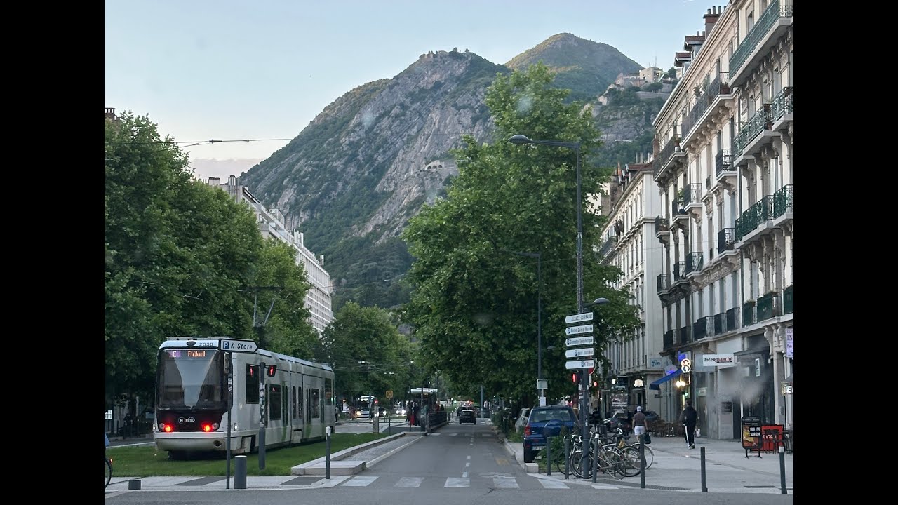 France 🇫🇷 : Grenoble Tour en 4K... rues animées, tramways élégants et sommets majestueux