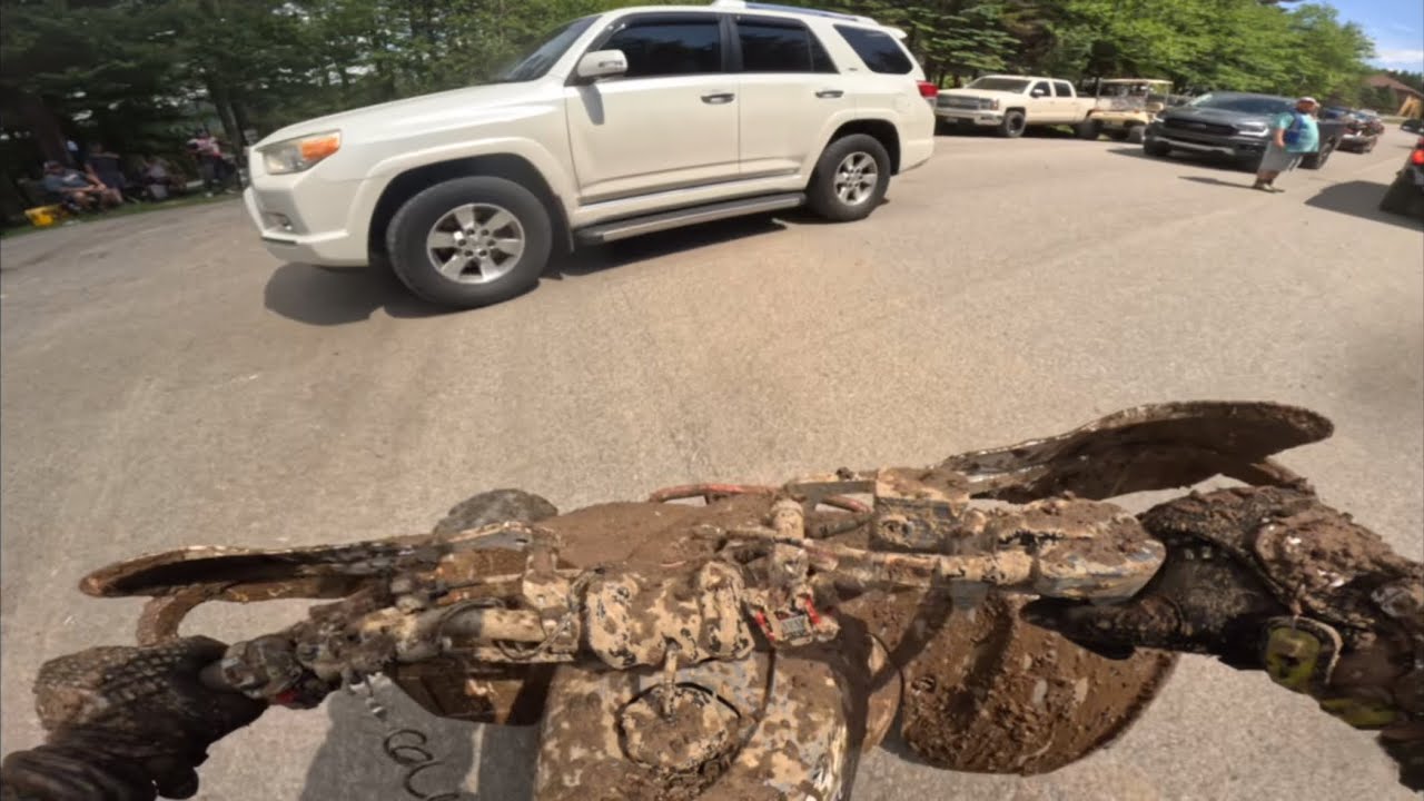 CAR ENTERS RACE COURSE AT SNOWSHOE GNCC 2025 (FULL CRASH VIDEO)
