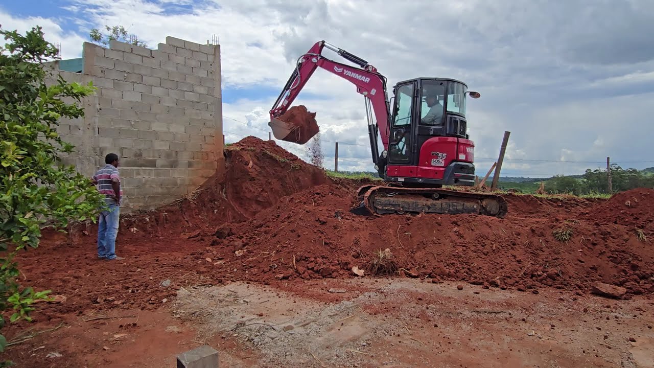 MINI ESCAVADEIRA YANMAR VIO 55 CORTANDO E MOVENDO TERRA