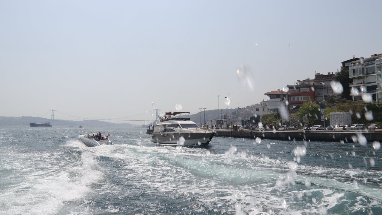 Περιήγηση στα νερά του Βοσπόρου - Through the waters of the Bosporus.