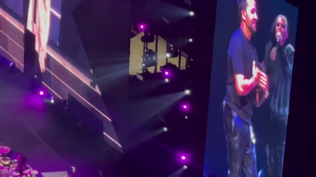 Laura pausini trae de sorpresa a Luis Fonsi en Miami - (partes del concierto)