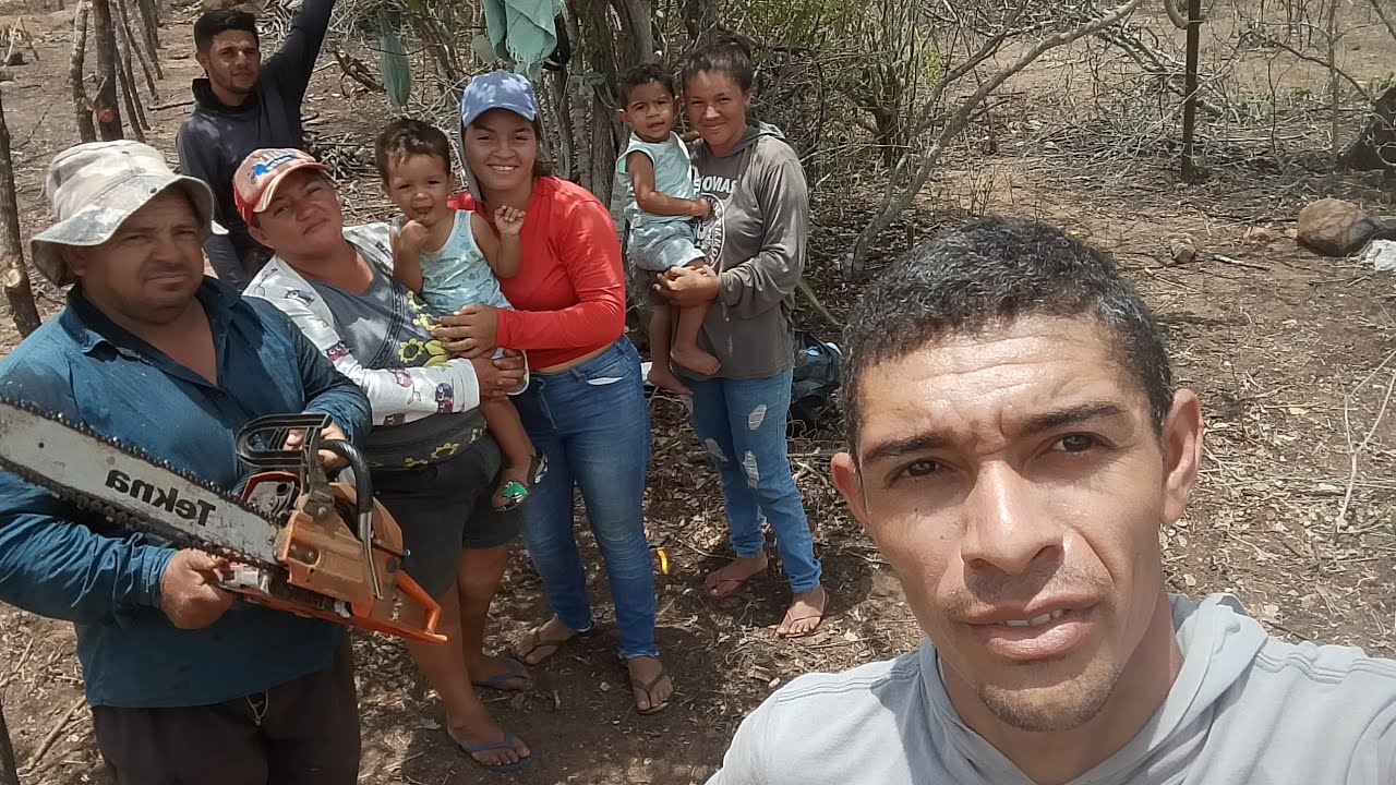 MUTIRÃO COLOCANDO ESTACA NA CERCA FINALIZAMOS O ESTAQUEAMENTO FALTA A @