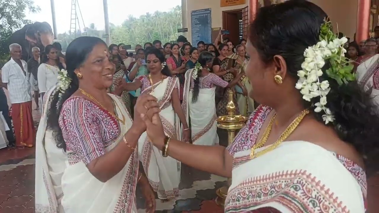 ഉത്രാളിക്കാവ് ക്ഷേത്രത്തിൽ മാതൃസമിതി അവതരിപ്പിച്ച കൈകൊട്ടിക്കളി - 23.4.25