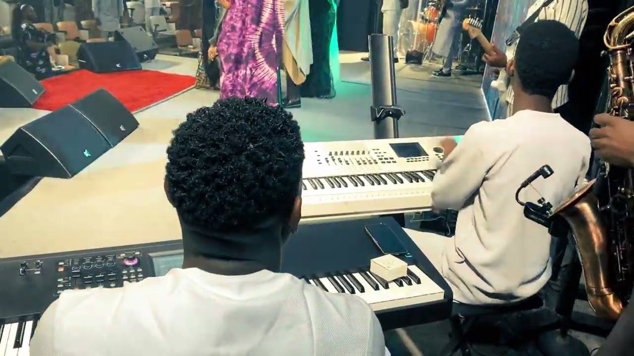 A GROOVYY AFRICAN PRAISE BANGER!!!