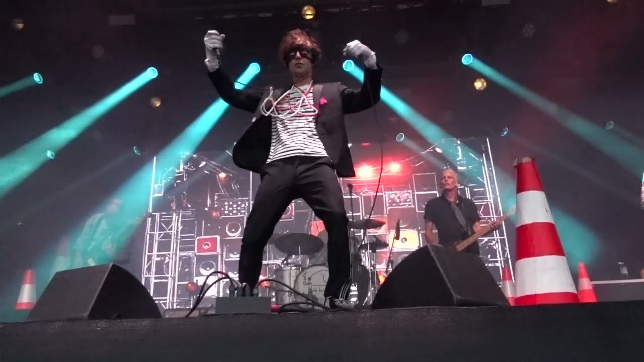 bob hund - Vi är såå lyckliga som bara olyckliga människor kan bli - Helsinki, Finland 2025