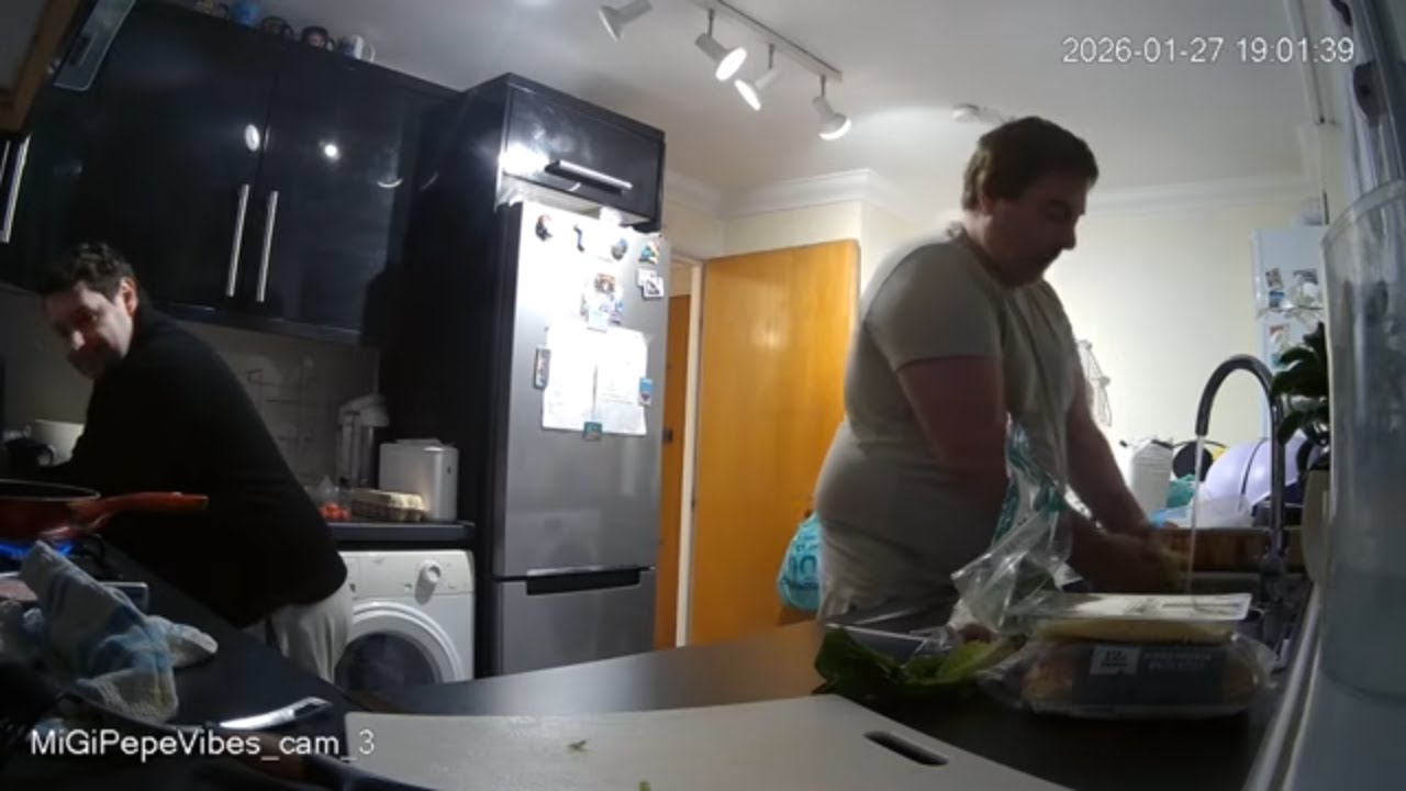 🔴 24/7 LIVE: Italian Couple in London - Real Life [KITCHEN 🍳] - MiGIPepeVibes - Cam 3