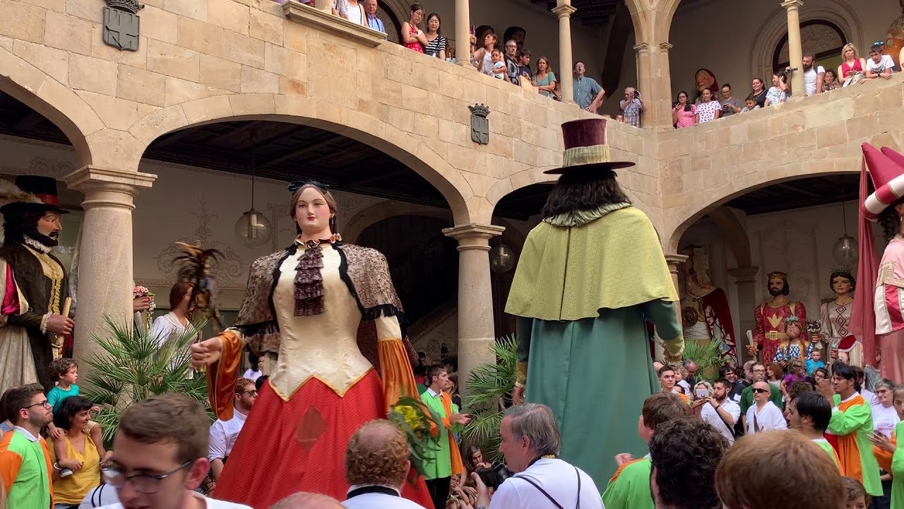 Gegants vells de la Casa de la Caritat | Cap a la festa | Mercè 2019