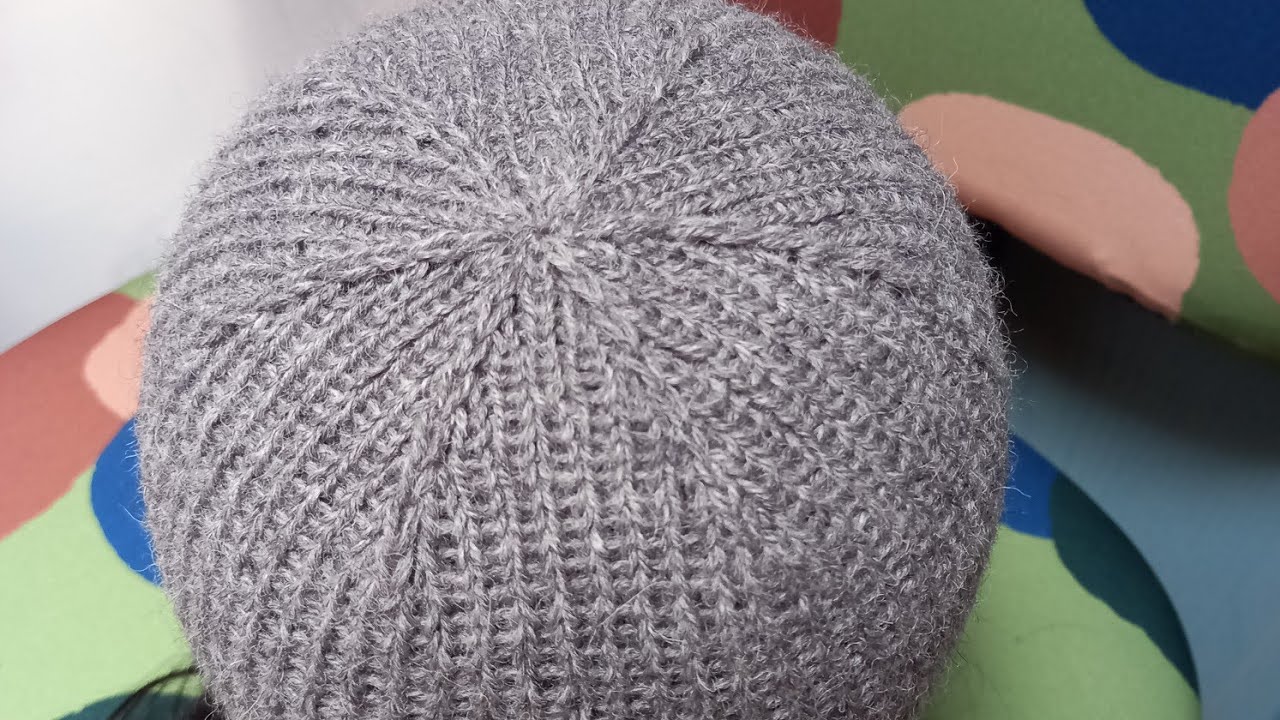 Insolita e anatomica calotta del cappellino lavorato a coste 1×1.