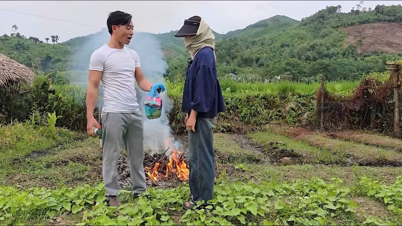 Sinh continued to beg Bảo for forgiveness; this time, Bảo was truly furious.