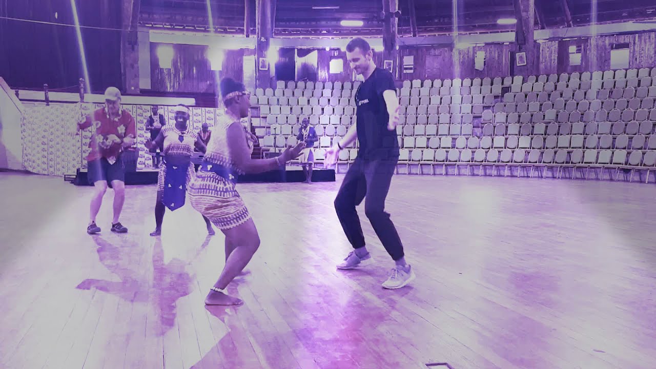 Dancing to the drums - The Mzungu way #BomasofKenya
