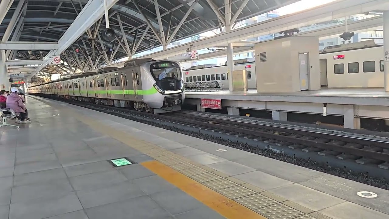 2113次基隆發車經由山線開往嘉義銀綠色微笑號EMU900型十輛一編組EMU949區間車，和191次台中發車經由山線開往潮州EMU3000型十二輛編組EMU3044皮蛋豆腐騰雲號藍色帶新城際自強號列車