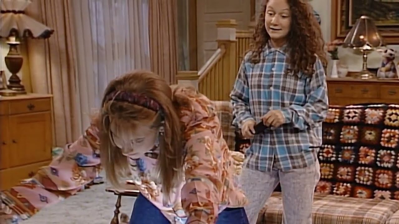 Darlene vs. Becky: TV WAR! 📺 Roseanne Gets a New Job&hellip; and No One&rsquo;s Happy | Roseanne
