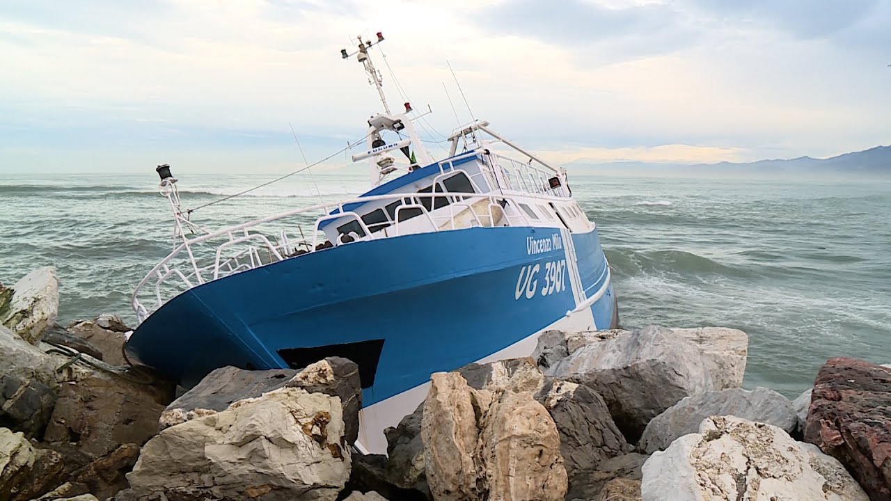 Peschereccio contro gli scogli, i pescatori chiedono la chiusura del porto
