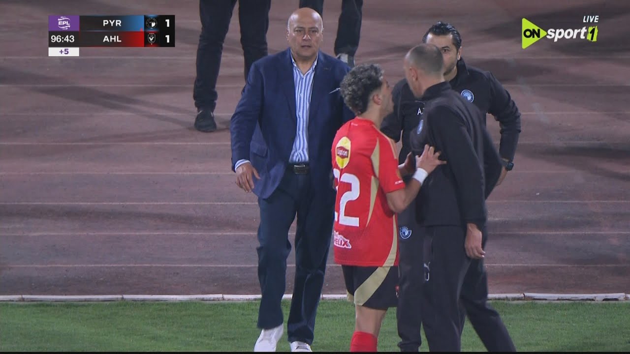 لقطة إمام عاشور لاعب الأهلي مع مدرب بيراميدز بعد هدف أحمد رضا في الوقت القاتل