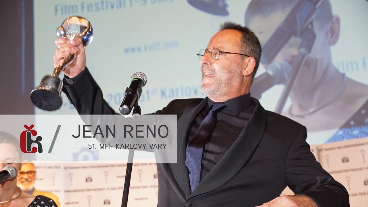 Jean Reno přebírá cenu na 51. MFF Karlovy Vary a baví diváky