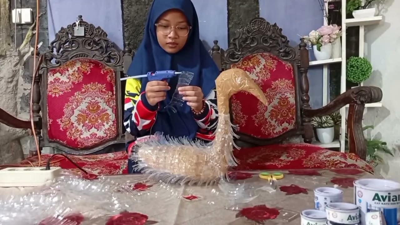 Ide Kreatif Menjadi Juara 1 - Burung Merak dari Kerajinan Botol Bekas