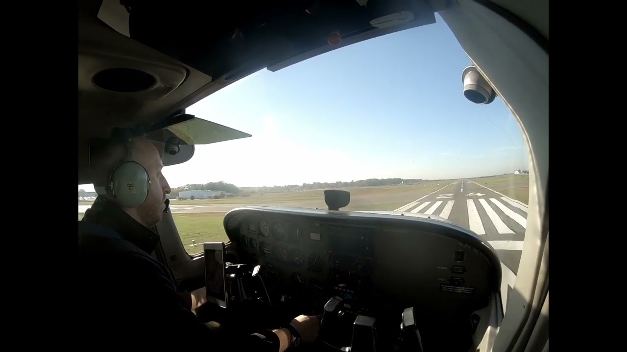 Approach and landing at Bridgeport (KBDR) in C172