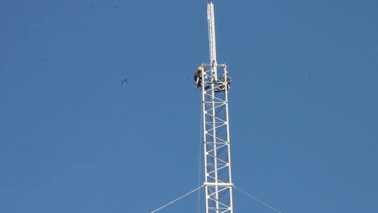 Installation of a 140m wind measurement mast in a forest