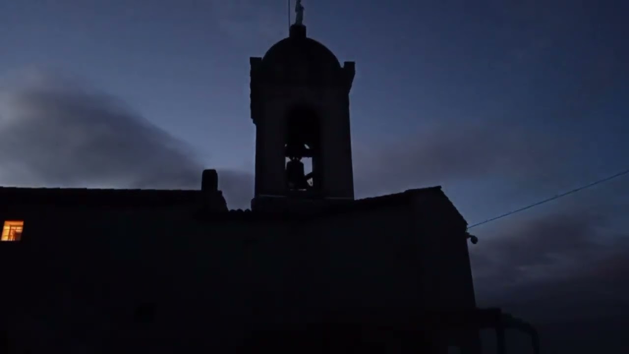 Chapelle N-D du Château à Allauch - Volée de la cloche de la messe des bergers (2 vidéos)