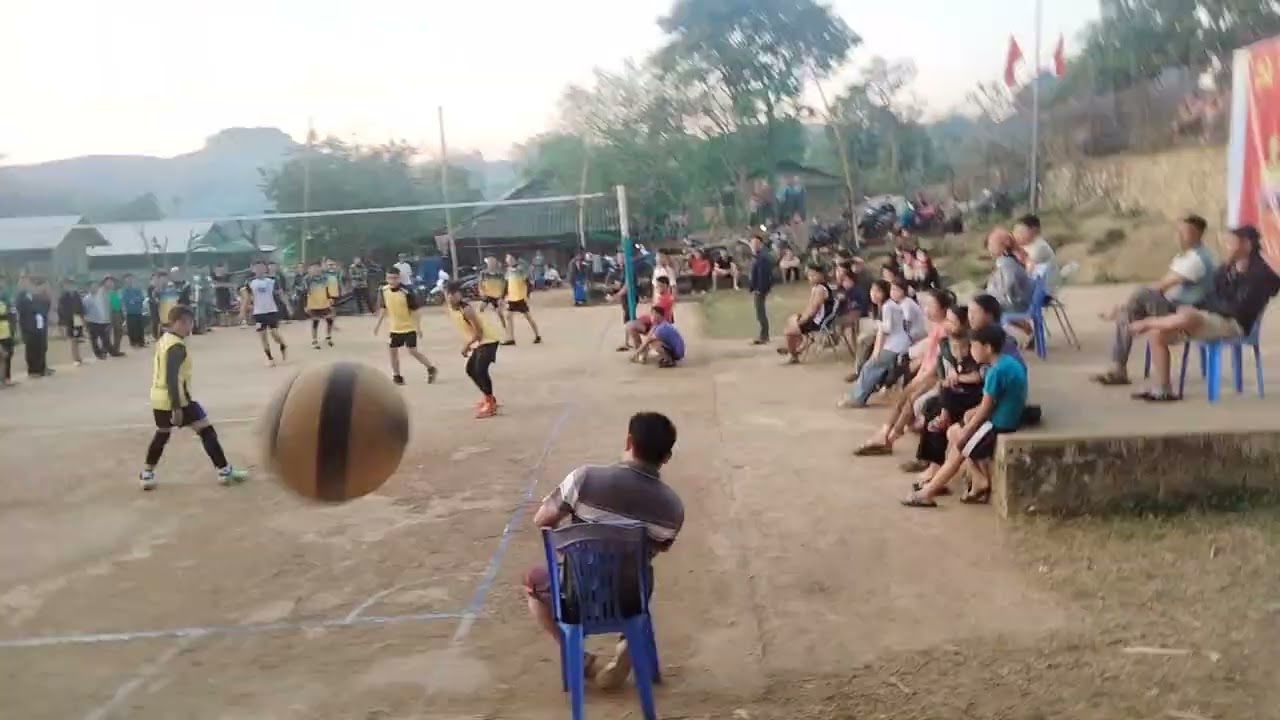Bóng chuyền Bó cốp với pú bẩu sống mã 