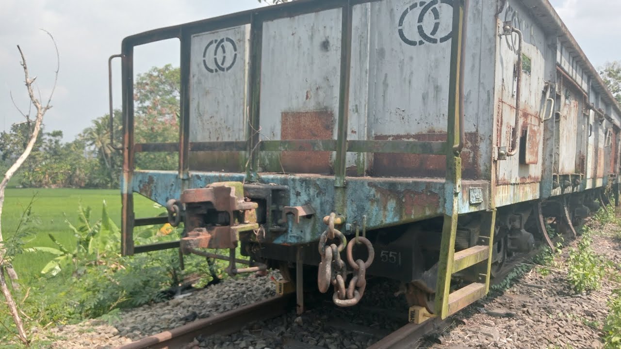 Lebih Dekat Depo Gerbong Rewulu. Banyak Gerbong Rusak