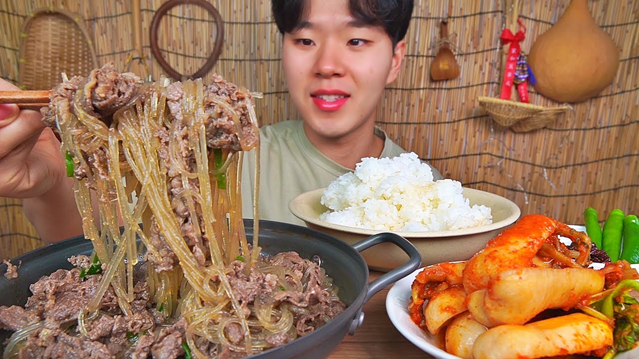 소불고기 총각김치 대접밥. 당면은 필수 남은 국물 자작하게 쓱쓱 비벼먹습니다. BEEF BULGOGI KOREAN FOOD ASMR MUKBANG.