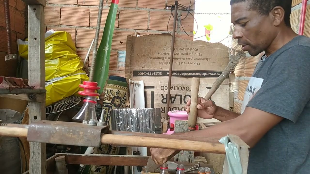 Fabricando fios de garrafas pet para fazer vassouras