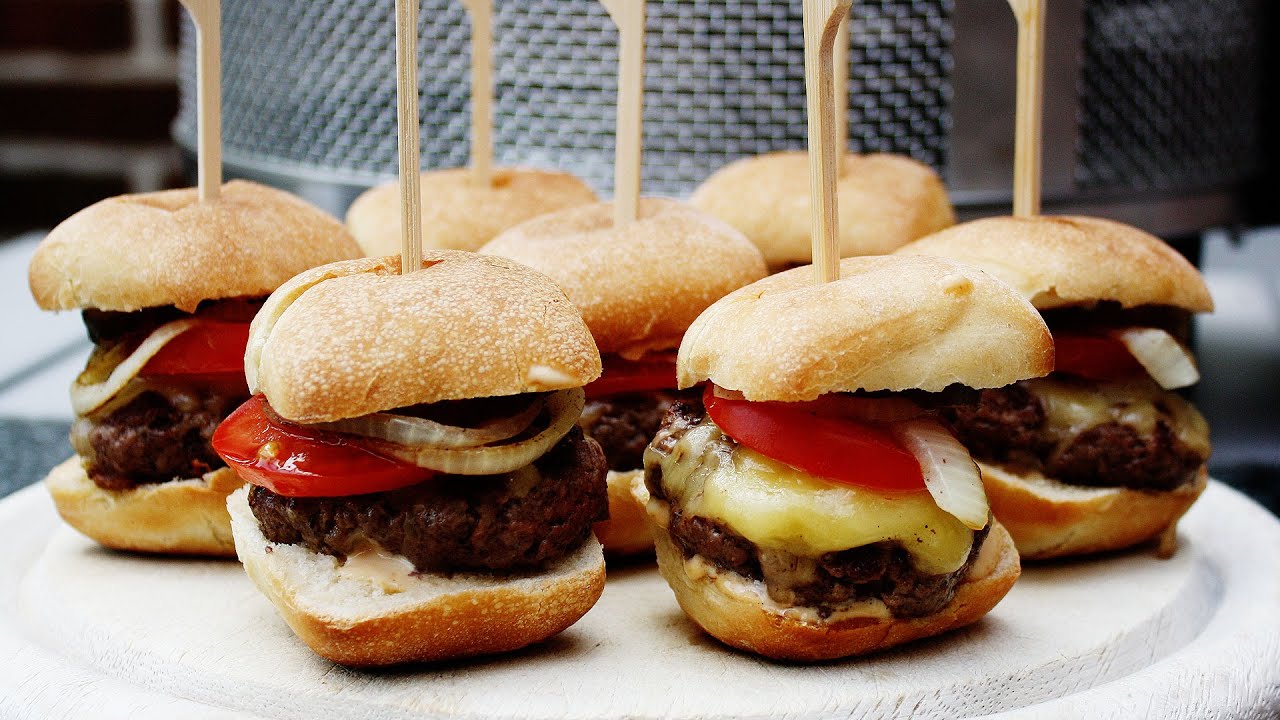 REZEPT: MINI SLIDERS - MINI BURGER VOM GRILL - schnell und einfach selber machen!