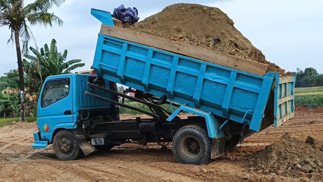 DUMP TRUCK. Truk Hino Dutro VS Toyota Dyna & Isuzu PENGANGKUT TANAH Jomplang Muatan FULL BAK