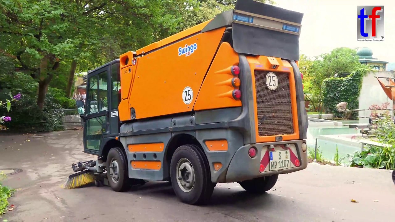 **Balayeuse / Road Sweeper / Kehrmaschine** SCHMIDT Swingo 200+, Wilhelma, Germany, 2017.